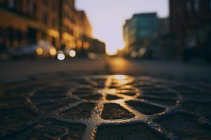 Photo d'une plaque d'égout au crépuscule